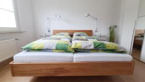 łóżko z 4 poduszkami w pokoju w obiekcie Deine Oase mitten in Hannover. w Hanowerze