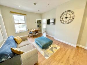 un soggiorno con un divano e un orologio a parete di Russets Rest a York