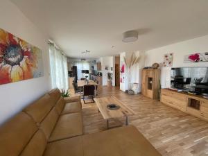 ein Wohnzimmer mit einem Sofa und einem Tisch in der Unterkunft Helle Wohnung mit Balkon 120qm, 4Zimmer in Dortmund