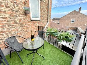 un patio con tavolo e sedie su un balcone di Russets Rest a York Altre 18 foto