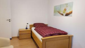Un dormitorio con una cama con una manta roja. en Deine Oase mitten in Hannover. en Hannover