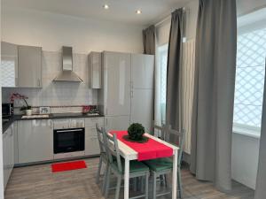 eine Küche mit einem Tisch und einer Topfpflanze darauf in der Unterkunft Bnbook Monolocale Gandhi in Rho