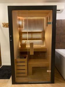 un armario de cristal con ventana en una habitación en Gîte privé avec sauna et balnéo en Brens