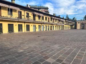 einen leeren Innenhof eines großen gelben Gebäudes in der Unterkunft Bnbook Monolocale Gandhi in Rho