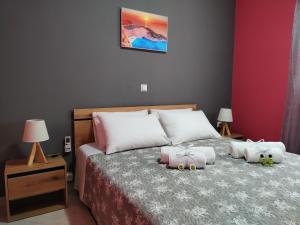 a bedroom with a bed with stuffed animals on it at Silver Pearl Apartment in Potamós