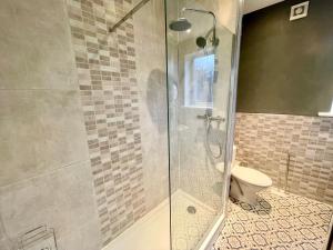 un bagno con doccia e WC di Russets Rest a York