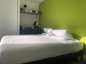 Cama ou camas em um quarto em PETIT STUDIO DANS VILLA BORD DE LAC
