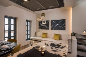 ハニア・タウンにあるTo Ble Hani, the old town houseのソファとテーブルのあるリビングルーム