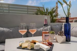 ハニア・タウンにあるTo Ble Hani, the old town houseのワインとチーズのグラス2杯付きテーブル