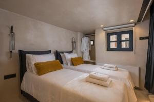 ハニア・タウンにあるTo Ble Hani, the old town houseのタオルが敷かれたベッドが2つある寝室 +51枚の写真