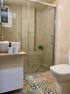 La salle de bains est pourvue d'une douche, de toilettes et d'un lavabo. dans l'établissement INCREDIBLE VIEW, à Larnaka