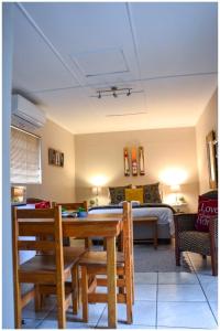 - un salon avec une table et un lit dans l'établissement GRACE'S PLACE, à Beaufort West