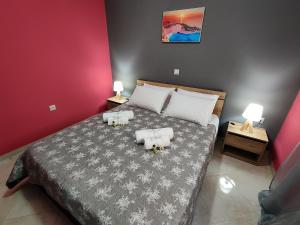 a bedroom with a large bed with three sheep on it at Silver Pearl Apartment in Potamós