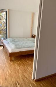 - une chambre avec un lit dans une pièce dotée d'une fenêtre dans l'établissement Ferienloft Talblick Detmold Berlebeck, à Detmold