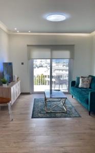- un salon avec un canapé vert et une table dans l'établissement INCREDIBLE VIEW, à Larnaka