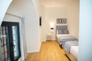 Ein Bett oder Betten in einem Zimmer der Unterkunft nQn Aparts & Suites Sevilla