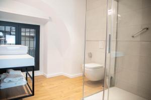 Ein Badezimmer in der Unterkunft nQn Aparts & Suites Sevilla