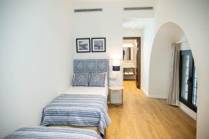 Ein Bett oder Betten in einem Zimmer der Unterkunft nQn Aparts & Suites Sevilla