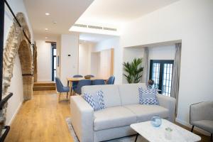 Ein Sitzbereich in der Unterkunft nQn Aparts & Suites Sevilla