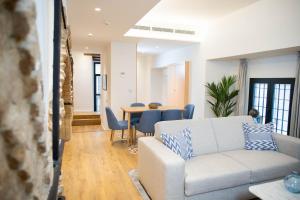 Ein Sitzbereich in der Unterkunft nQn Aparts & Suites Sevilla
