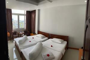 Giường trong phòng chung tại Rich Hotel