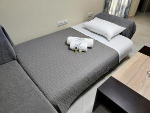 A bed or beds in a room at Silver Pearl Apartment