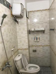 y baño pequeño con aseo y ducha. en KHÁCH SẠN HÀ ANH 1 NỘI BÀI en Noi Bai