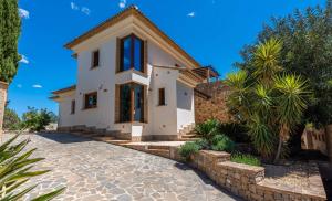 Casa blanca con entrada de piedra en Villa Anis - PlusHolidays, en Calpe