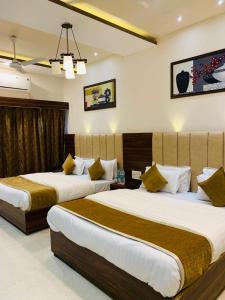 Кровать или кровати в номере HOTEL GOLDEN VEENA- MOUNT ABU- 1 km FROM NAKKI LAKE