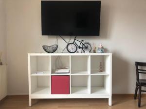 Televízia a/alebo spoločenská miestnosť v ubytovaní MF City Apartment