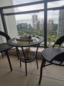 - Balcón con mesa y sillas y vistas a la ciudad en 森林城市豪华公寓房, en Kampong Pekajang Bengkok