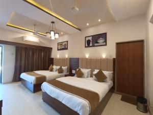 Кровать или кровати в номере HOTEL GOLDEN VEENA- MOUNT ABU- 1 km FROM NAKKI LAKE