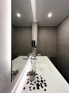 bagno con lavandino e specchio di Exarchia House Project ad Atene