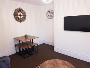 טלויזיה ו/או מרכז בידור ב-The Birchington - 3 Bedroom Apartment & Workspace