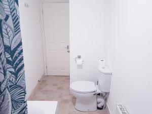 Bilik mandi di The Birchington - 3 Bedroom Apartment & Workspace
