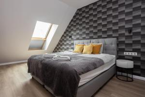 Un pat sau paturi într-o cameră la K46 Residence