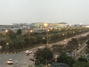 eine belebte Stadtstraße mit Autos und Straßenbeleuchtung in der Unterkunft KHÁCH SẠN HÀ ANH 1 NỘI BÀI in Noi Bai