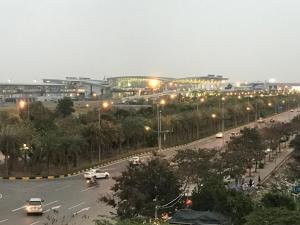 una concurrida calle de la ciudad con coches y luces de la calle en KHÁCH SẠN HÀ ANH 1 NỘI BÀI en Noi Bai