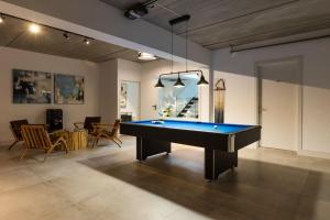 a room with a pool table and a dining room at BAMANIJA by Buenavilla in Puerto Calero