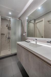 A bathroom at Exarchia House Project Még 37 kép