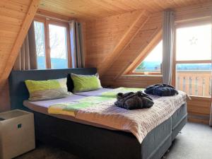 ein Schlafzimmer mit einem Bett mit zwei Taschen darauf in der Unterkunft Chalets zum Latschen in Mauth
