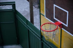 um cesto de basquetebol na lateral de um edifício em Kotun Gyumri em Guiumri