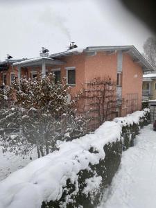 una casa con nieve en el suelo delante de ella en Haus Almweg, en Kirchberg in Tirol