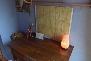 einem Holztisch mit einer Lampe darüber in der Unterkunft B&B Villa Moro - Family House in Domodossola