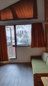 Un pat sau paturi într-o cameră la Front de neige Panoramique