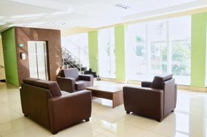 a waiting room with chairs and a table and windows at Trindade Plaza Hotel in Trindade