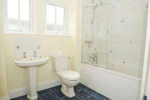 Koupelna v ubytování Bellevue, Port Isaac Bay Holidays + 17 fotografií
