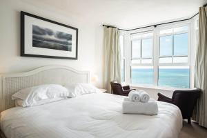 Postel nebo postele na pokoji v ubytování Bellevue, Port Isaac Bay Holidays