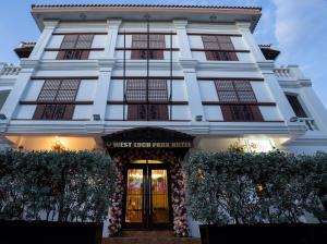 Η πρόσοψη ή η είσοδος του West Loch Park Hotel Vigan