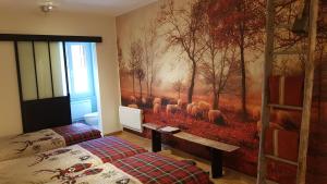 Comus的住宿－米迪塞林斯度假屋，卧室拥有带羊的农场壁画